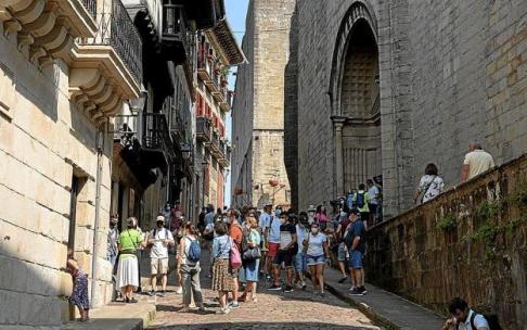 Turistas en la calle Mayor de Hondarribia, durante este puente del 12 de octubre. Foto: N.G.