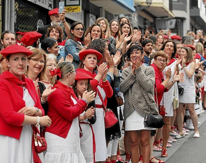 Público esperando el inicio del Alarde en la calle San Marcial, en 2019.