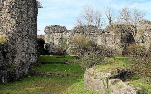 Las ruinas del castillo de Gazteluzahar, que se rehabilitarán para su puesta en valor en 2022.