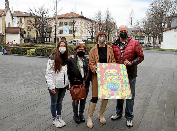 La delegada de Cultura, Juncal Eizaguirre, junto a colaboradores del programa de Carnaval. Foto: N.G.