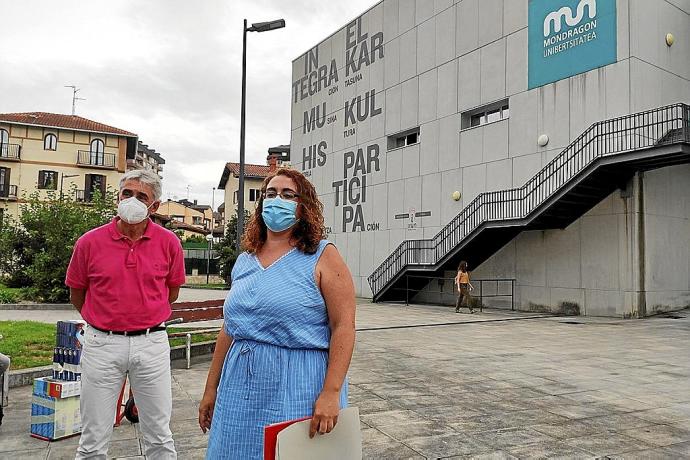 El técnico Jarvier Arranz y la delegada Mónica Martínez, frente al Espacio Palmera Montero.