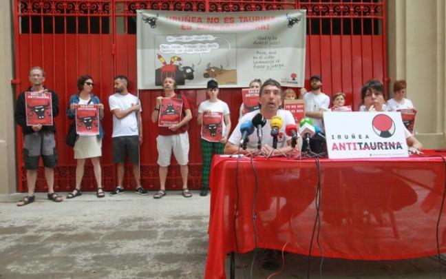 Rueda de prensa de Iruñea Antitaurina, en julio de 2019. Rueda de prensa de Iruñea Antitaurina, en julio de 2019.
