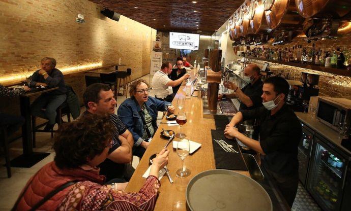 Parroquianos y camareros en un bar de Pamplona.