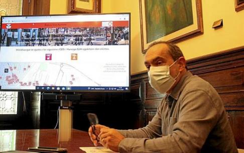 Páez presentando la nueva aplicación para consultar el número de bonos disponibles. Foto: N.G. Páez presentando la nueva aplicación para consultar el número de bonos disponibles. Foto: N.G.