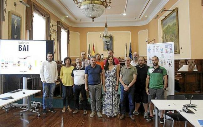 Santano alkatea eta Echeveste zinegotzia, Irungo elkarteetako ordezkariekin. Argazkia: N.G.