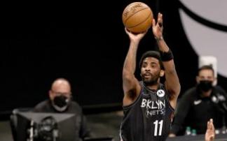 Kyrie Irving lanza a canasta en un duelo del pasado curso.