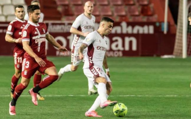 Carlos Isaac conduce un balón durante el partido contra el Cartagena