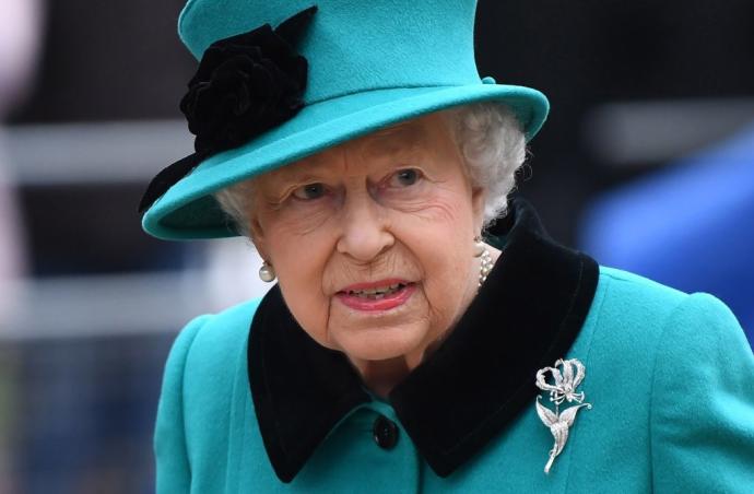 La reina Isabel II de Gran Bretaña busca empleados.