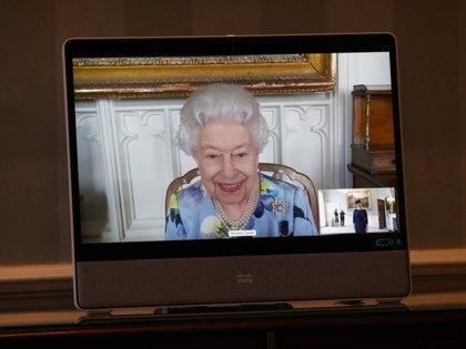 La reina Isabel II manteniendo una videoconferencia