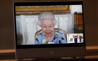 La reina Isabel II manteniendo una videoconferencia