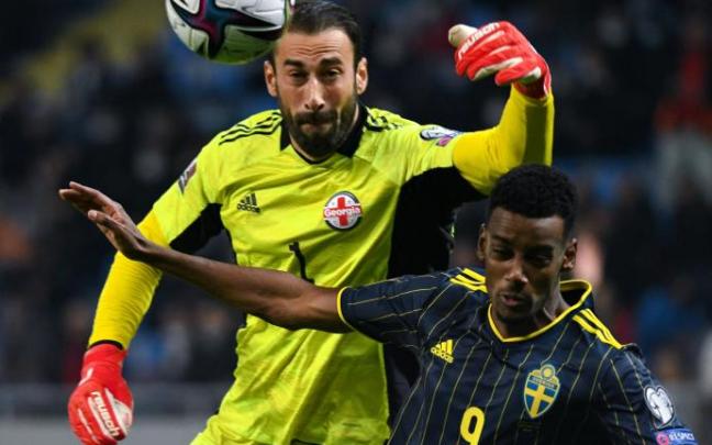 Isak pugna por un balón áereo con el portero georgiano, Loria.