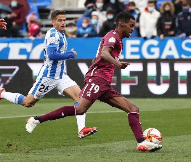 Isak en un lance del partido