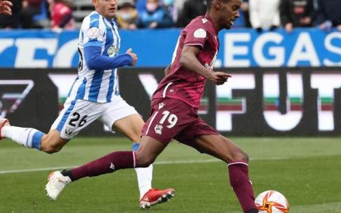 Isak en un lance del partido