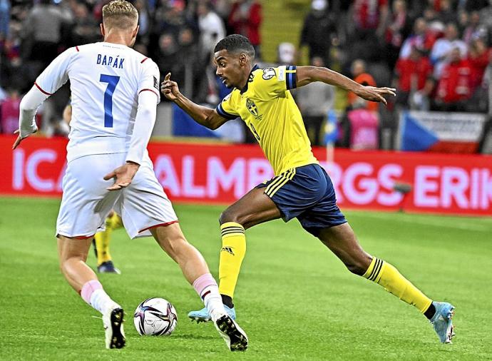 Alexander Isak encara al checo Barak en el partido del pasado jueves. Foto: Efe