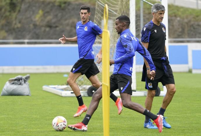 Isak y Carlos Fernández, durante el entrenamiento de este jueves ante Imanol Alguacil.