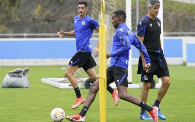 Isak y Carlos Fernández, durante el entrenamiento de este jueves ante Imanol Alguacil. Isak y Carlos Fernández, durante el entrenamiento de este jueves ante Imanol Alguacil.