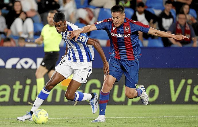 Isak trata de escaparse del defensa levantinista Duarte, en una acción del partido disputado ayer. Foto: Efe