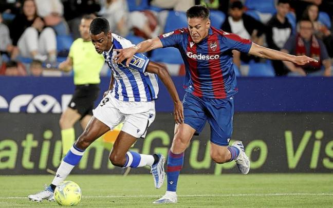 Isak trata de escaparse del defensa levantinista Duarte, en una acción del partido disputado ayer. Foto: Efe