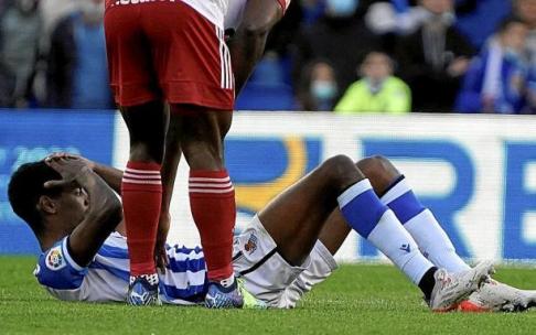 Alexander Isak, tendido sobre el césped antes de ser sustituido este sábado.