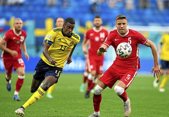 Alexander Isak persigue el balón en presencia de Bednarek. Foto: Efe