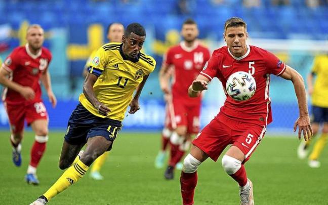 Alexander Isak persigue el balón en presencia de Bednarek. Foto: Efe