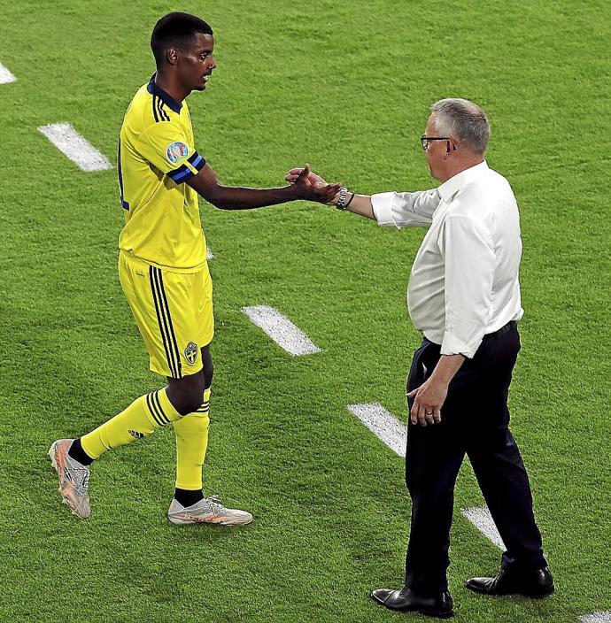 Alexander Isak estrecha la mano del seleccionador sueco Janne Anderson en el momento de su sustitución. Foto: Efe