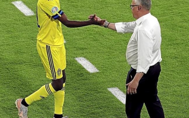 Alexander Isak estrecha la mano del seleccionador sueco Janne Anderson en el momento de su sustitución. Foto: Efe