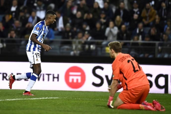 Alexander Isak celebra su gol en Graz.