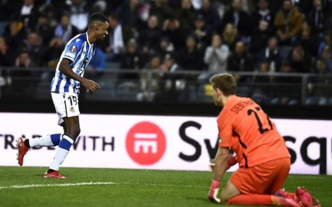 Alexander Isak celebra su gol en Graz.