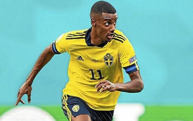 Isak conduce el balón en un partido de la Eurocopa. Foto: Efe Isak conduce el balón en un partido de la Eurocopa. Foto: Efe