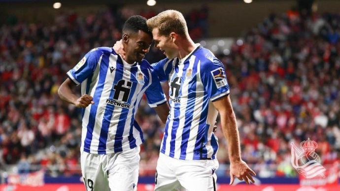 Isak y Sorloth celebran el gol del segundo en el Wanda.