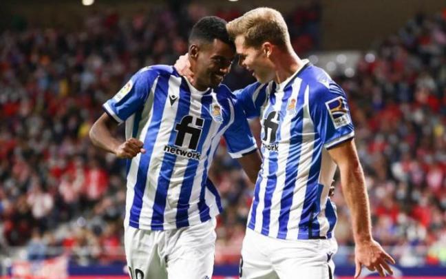 Isak y Sorloth, tras un gol esta temporada.