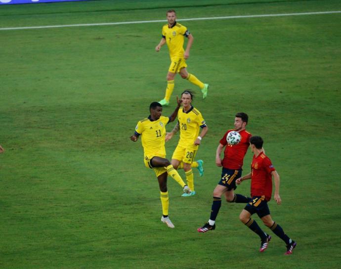 Isak intenta controlar el balón ante Laporte.