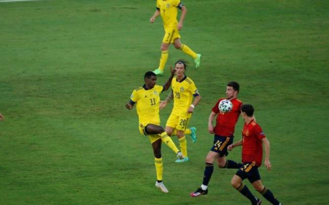 Isak intenta controlar el balón ante Laporte.