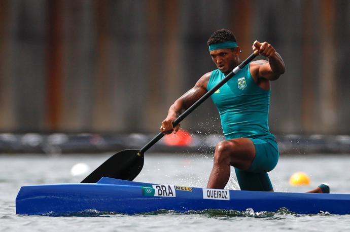 Isaquias Queiroz de Brasil compite en las semifinales de 1000m canoa individual masculina por el piragüismo.