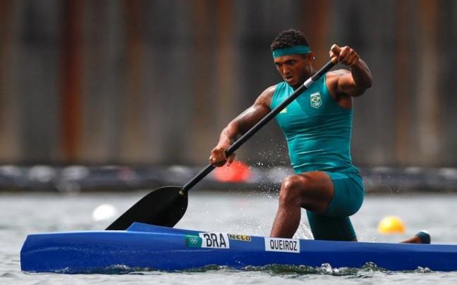 Isaquias Queiroz de Brasil compite en las semifinales de 1000m canoa individual masculina por el piragüismo.