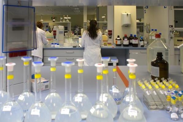 Varias personas trabajan en el laboratorio del Instituto de Salud Carlos III.