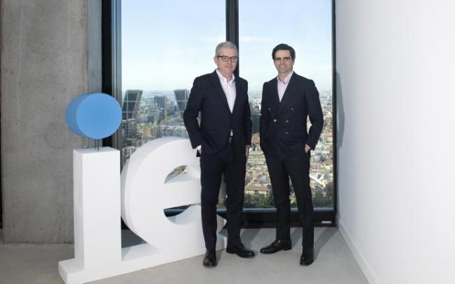 Pablo Isla, junto a Diego del Alcázar Benjumea.