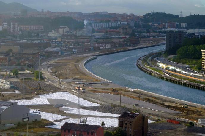 Tramo de los terrenos ganados al canal de Deusto cercano al puente Gehry una vez finalizadas las obras de relleno que han actuado también en la punta opuesta de la isla entre Zorrotza y San Ignacio.