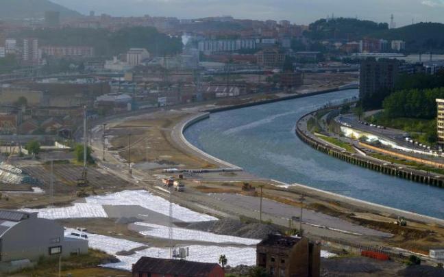 Tramo de los terrenos ganados al canal de Deusto cercano al puente Gehry una vez finalizadas las obras de relleno que han actuado también en la punta opuesta de la isla entre Zorrotza y San Ignacio.