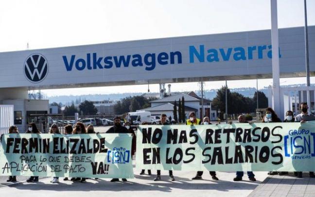 Trabajadores de ISN protestan ante la sede de VW Navarra.