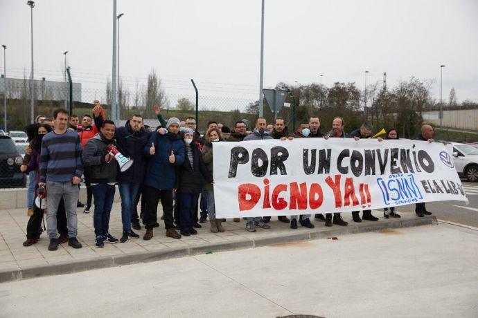 La plantilla de ISNN protesta enfrente de la factoría de VW Navarra.