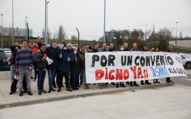 La plantilla de ISNN protesta enfrente de la factoría de VW Navarra.
