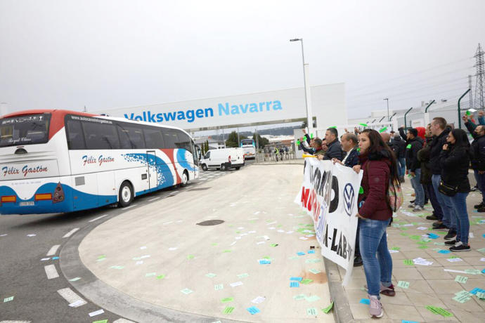 Concentración la pasada semana de los sindicatos ELA, LAB y UGT dentro de la huelga que han convocado en ISNN.