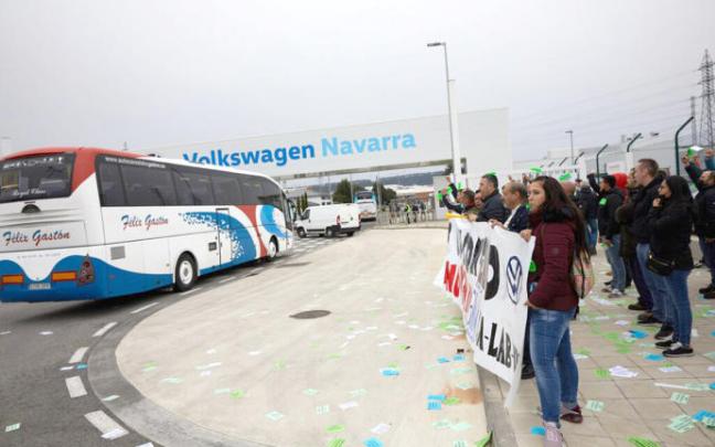 Concentración la pasada semana de los sindicatos ELA, LAB y UGT dentro de la huelga que han convocado en ISNN.