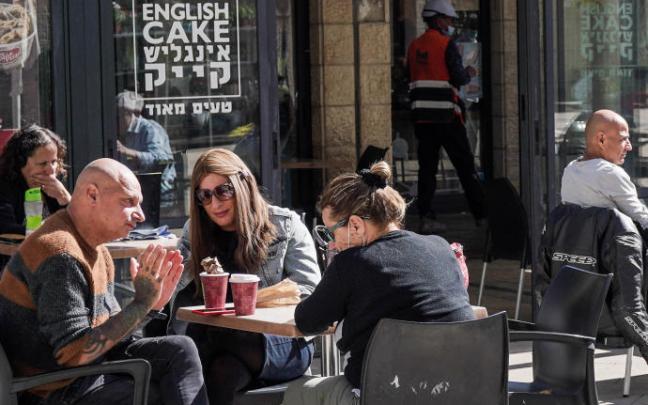 Ciudadanos israelíes en un café sin mascarilla. Ciudadanos israelíes en un café sin mascarilla.