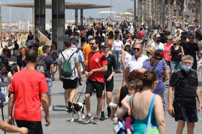 Gente paseando por Tel Aviv ya sin mascarilla