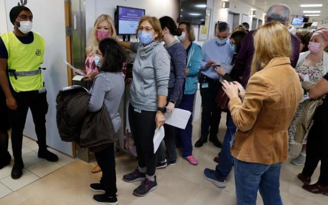 Voluntarios se preparan para recibir una cuarta dosis de la vacuna. Voluntarios se preparan para recibir una cuarta dosis de la vacuna.