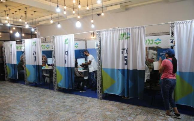 Administración de la cuarta dosis de la vacuna contra el covid en Jerusalen..