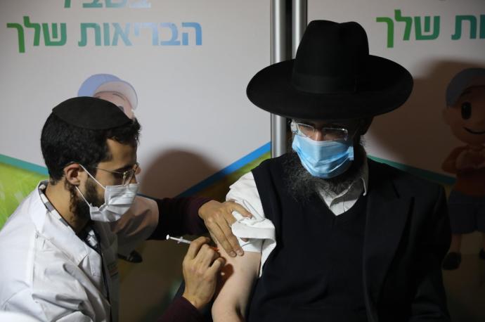 Un judío ultraortodoxo es vacunado en Jerusalén
